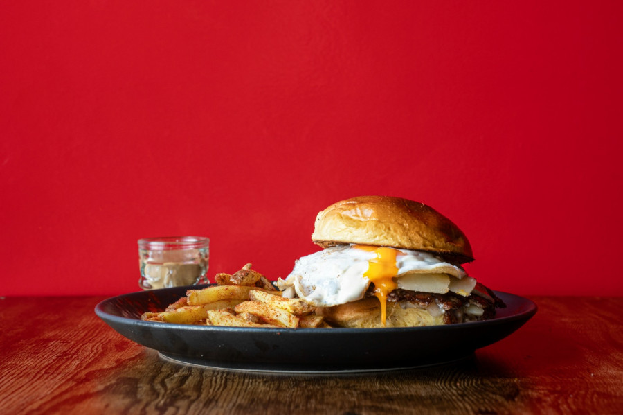 Rojo, pioneros en las smash burgers de A Coruña: ¿cuáles son los productos más recomendados?