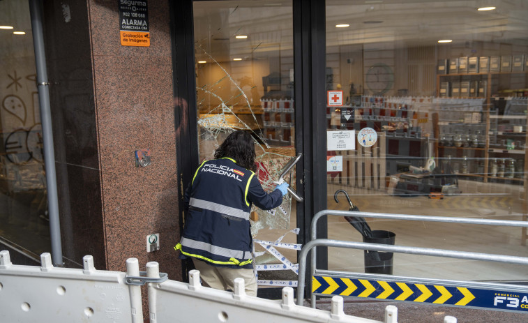 Destrozan la puerta de entrada de O Recuncho do Granel, en la calle San Andrés