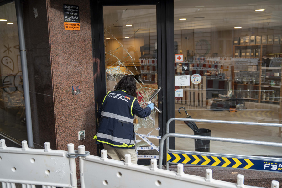 Destrozan la puerta de entrada de O Recuncho do Granel, en la calle San Andrés