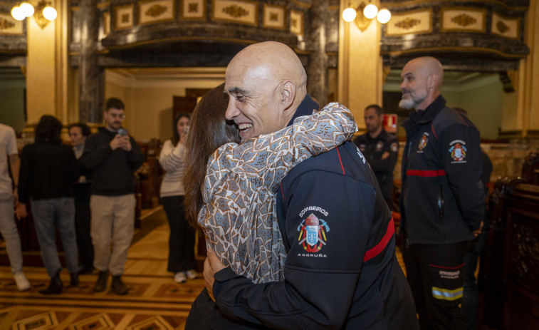 La alcaldesa recibe a los bomberos coruñeses que ayudaron en Valencia