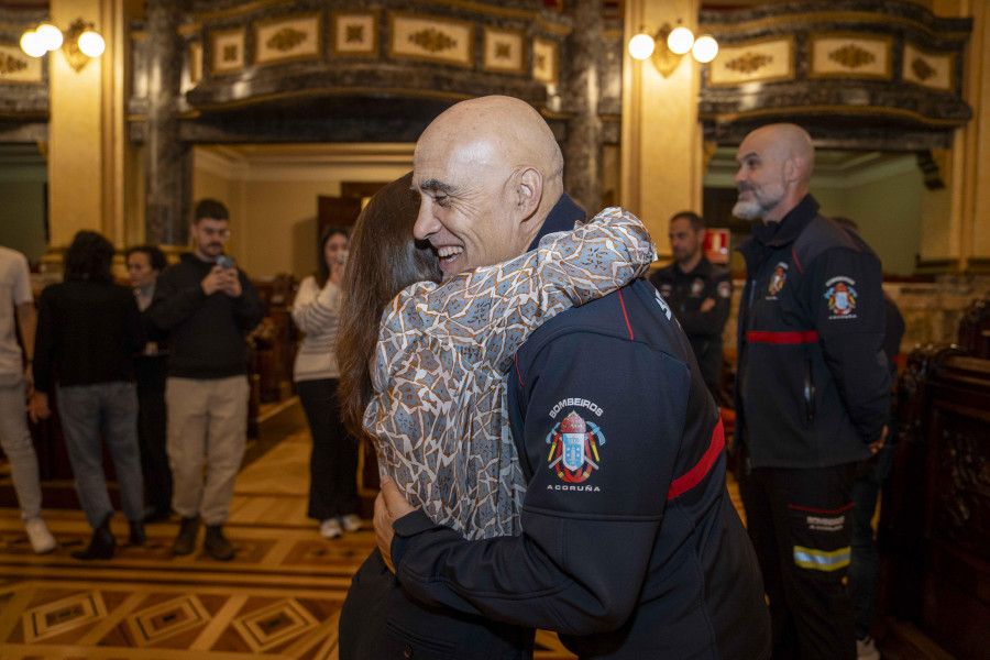 La alcaldesa recibe a los bomberos coruñeses que ayudaron en Valencia