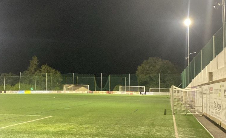 El campo de fútbol de O Monte, en Mabegondo, ya presume de una mejor luminosidad y eficiencia energética