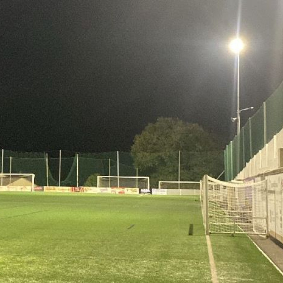 El campo de fútbol de O Monte, en Mabegondo, ya presume de una mejor luminosidad y eficiencia energética