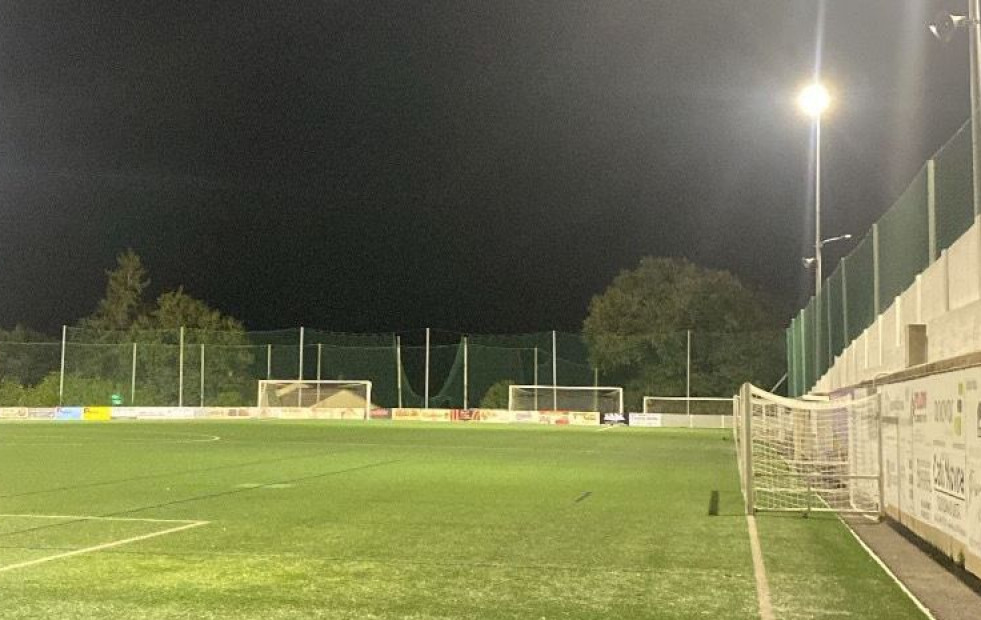 El campo de fútbol de O Monte, en Mabegondo, ya presume de una mejor luminosidad y eficiencia energética