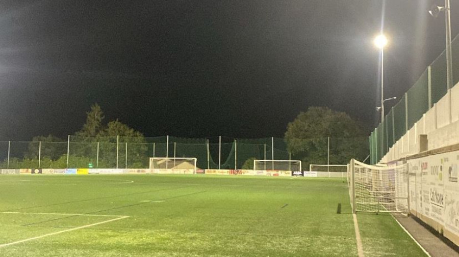 El campo de fútbol de O Monte, en Mabegondo, ya presume de una mejor luminosidad y eficiencia energética