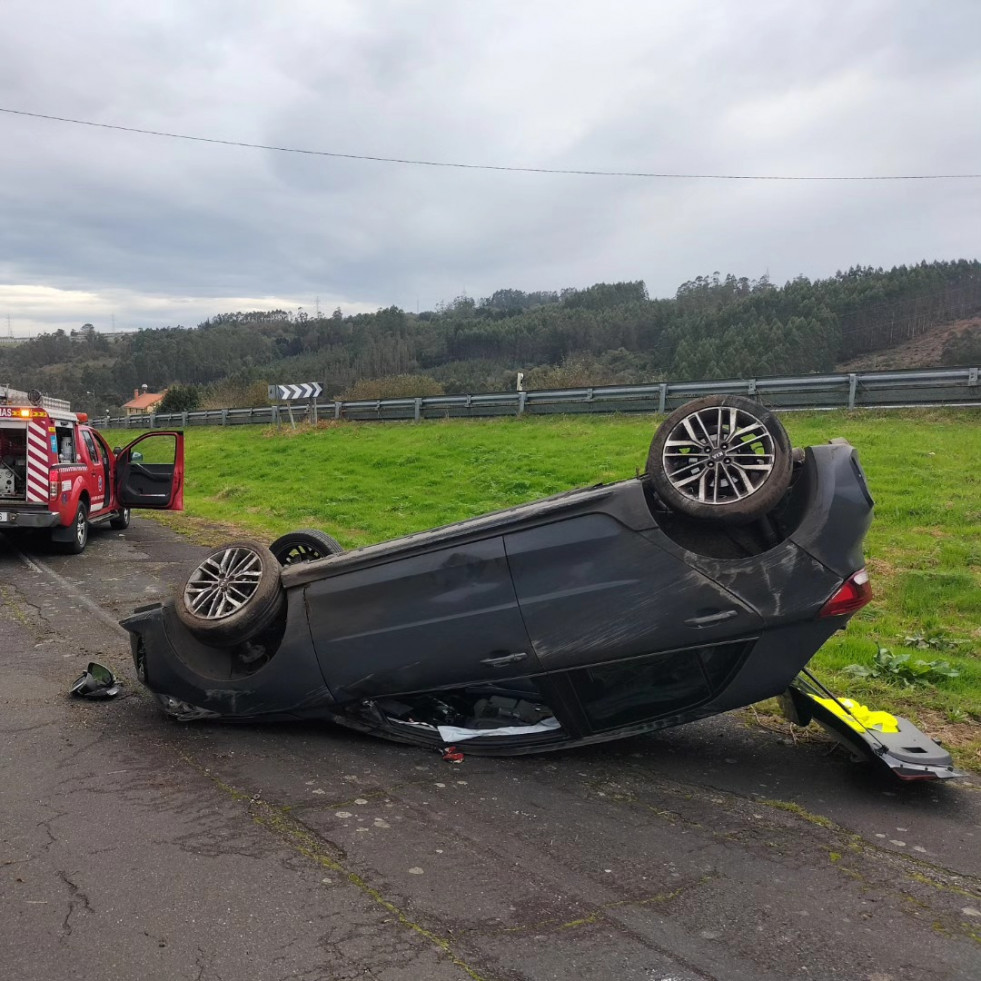 Trasladan al hospital a un conductor tras volcar en Carral