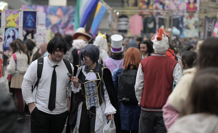 Nuevos y veteranos amantes de la cultura nipona se mezclan en el cosplay de ExpOtaku en A Coruña