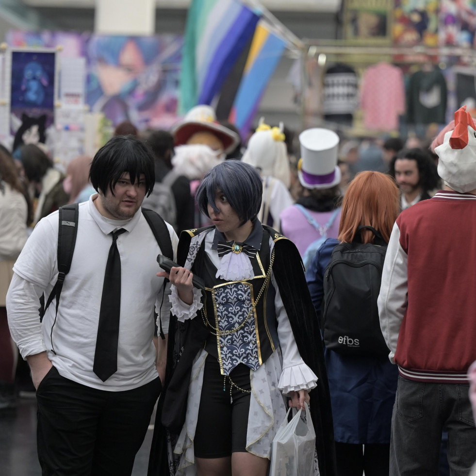 Nuevos y veteranos amantes de la cultura nipona se mezclan en el cosplay de ExpOtaku en A Coruña