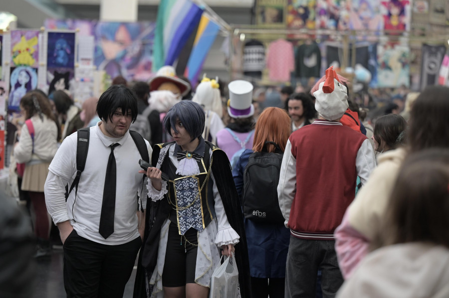 Nuevos y veteranos amantes de la cultura nipona se mezclan en el cosplay de ExpOtaku en A Coruña