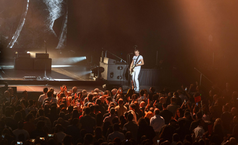 Un Coliseum ávido de grandes éxitos se entrega a la energía y la voz rasgada de Bryan Adams