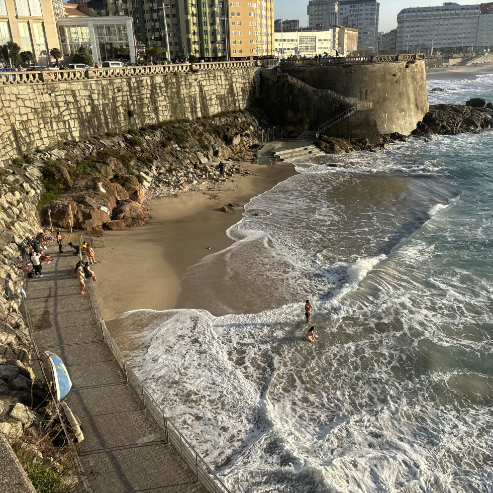 Las mareas vivas provocan olas de hasta cuatro metros en las playas coruñesas