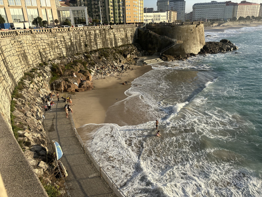 Las mareas vivas provocan olas de hasta cuatro metros en las playas coruñesas