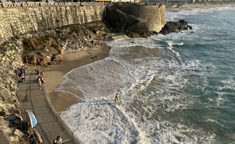 Las mareas vivas provocan olas de hasta cuatro metros en las playas coruñesas