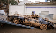 El 'Kitt' de Javier, una réplica del 'coche fantástico' perdida entre el lodo de Picanya