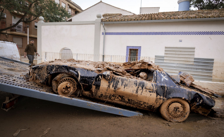 El 'Kitt' de Javier, una réplica del 'coche fantástico' perdida entre el lodo de Picanya