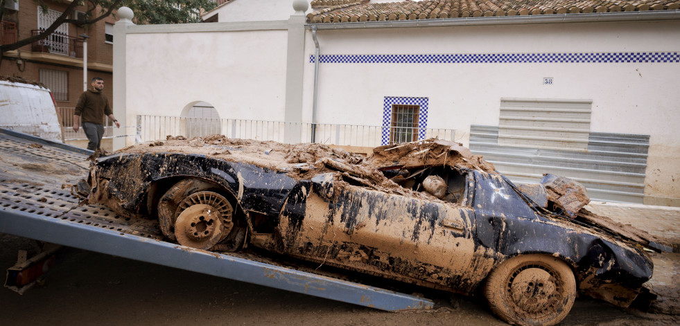 El 'Kitt' de Javier, una réplica del 'coche fantástico' perdida entre el lodo de Picanya