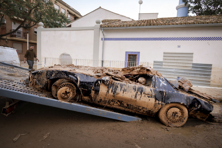 El 'Kitt' de Javier, una réplica del 'coche fantástico' perdida entre el lodo de Picanya