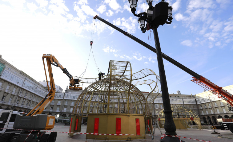 La Navidad de A Coruña ya empieza a ser una realidad en la plaza de María Pita