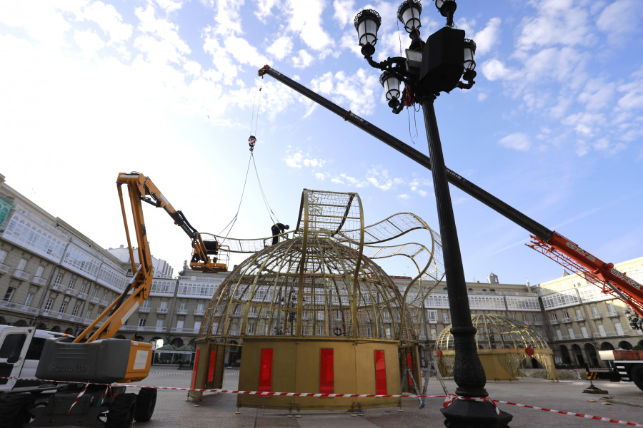 La Navidad de A Coruña ya empieza a ser una realidad en la plaza de María Pita