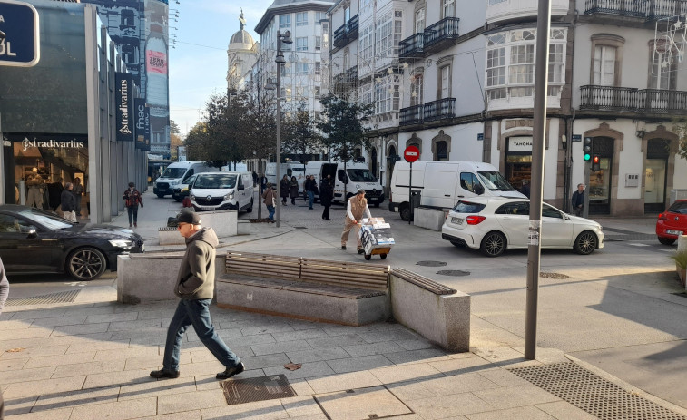 Los vehículos de reparto abarrotan  la zona peatonal  de la plaza de Lugo