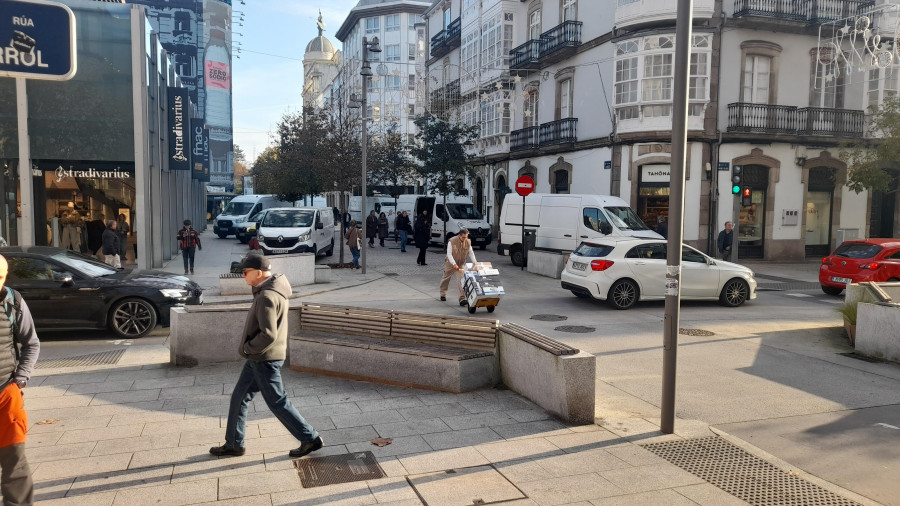 Los vehículos de reparto abarrotan  la zona peatonal  de la plaza de Lugo