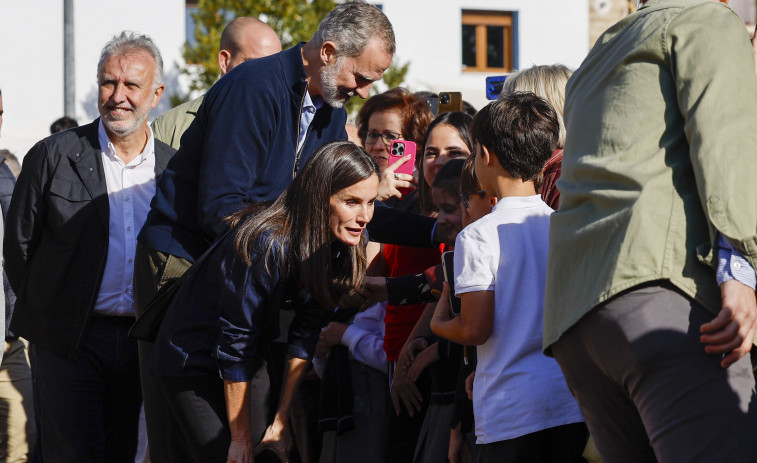 Los reyes de España visitan pueblos arrasados por la DANA