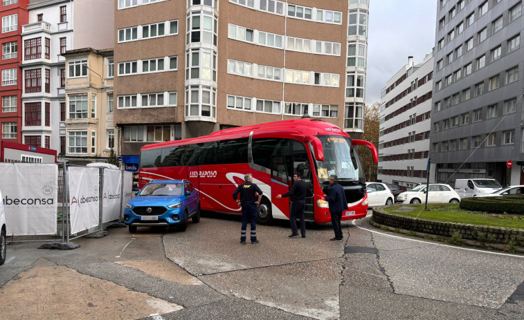 Una doble fila provoca el caos en la zona de Juan Flórez