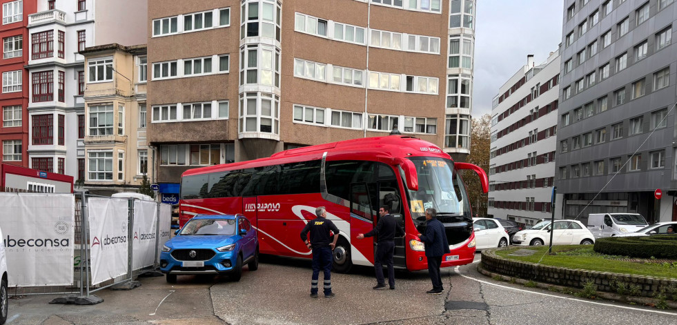 Una doble fila provoca el caos en la zona de Juan Flórez