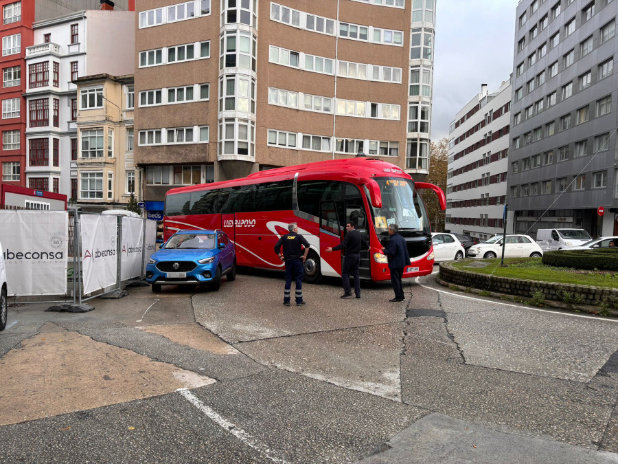 Una doble fila provoca el caos en la zona de Juan Flórez