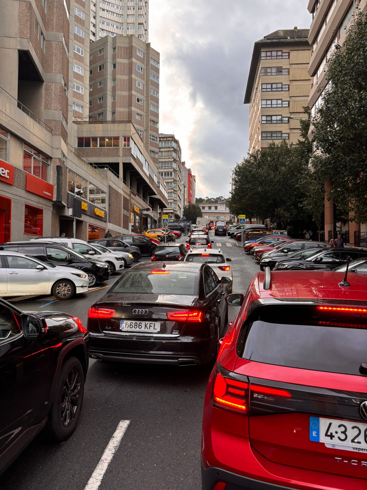 Atasco en la calle Sinfonica de Galicia