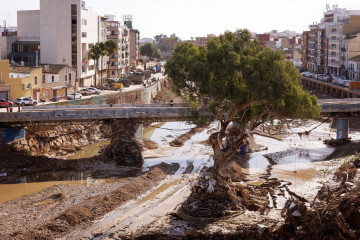 -FOTODELDÍA- PAIPORTA (VALENCIA), 20/11/2024.- Imagen de uno de los puentes que cruza el Barranco del Poyo de la localidad valenciana de Paiporta que este miércoles continúa siendo, tres semanas de