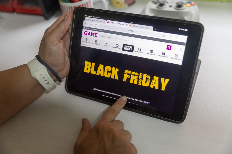 Una persona consulta una oferta de Black Friday @ EP