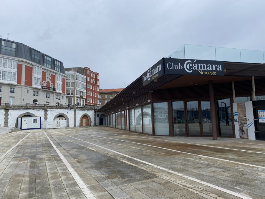 El cartel del Club Cámara Noroeste ya luce en el edificio de O Parrote