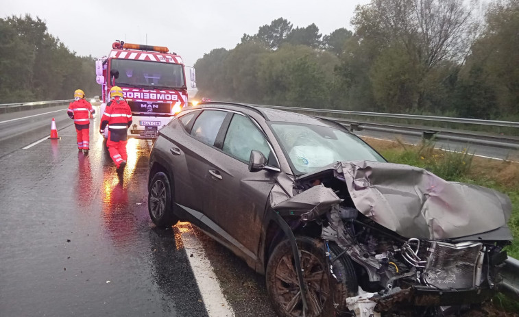 Dos personas resultan heridas en una colisión entre un vehículo de mercancías y un turismo en Abegondo