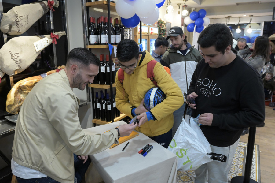 Lucas Pérez monta el pollo en la plaza de Pontevedra