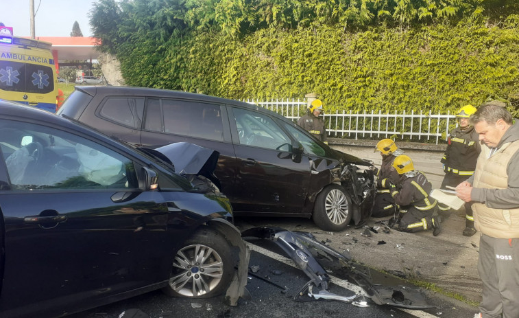 Un herido tras chocar dos coches en Sada