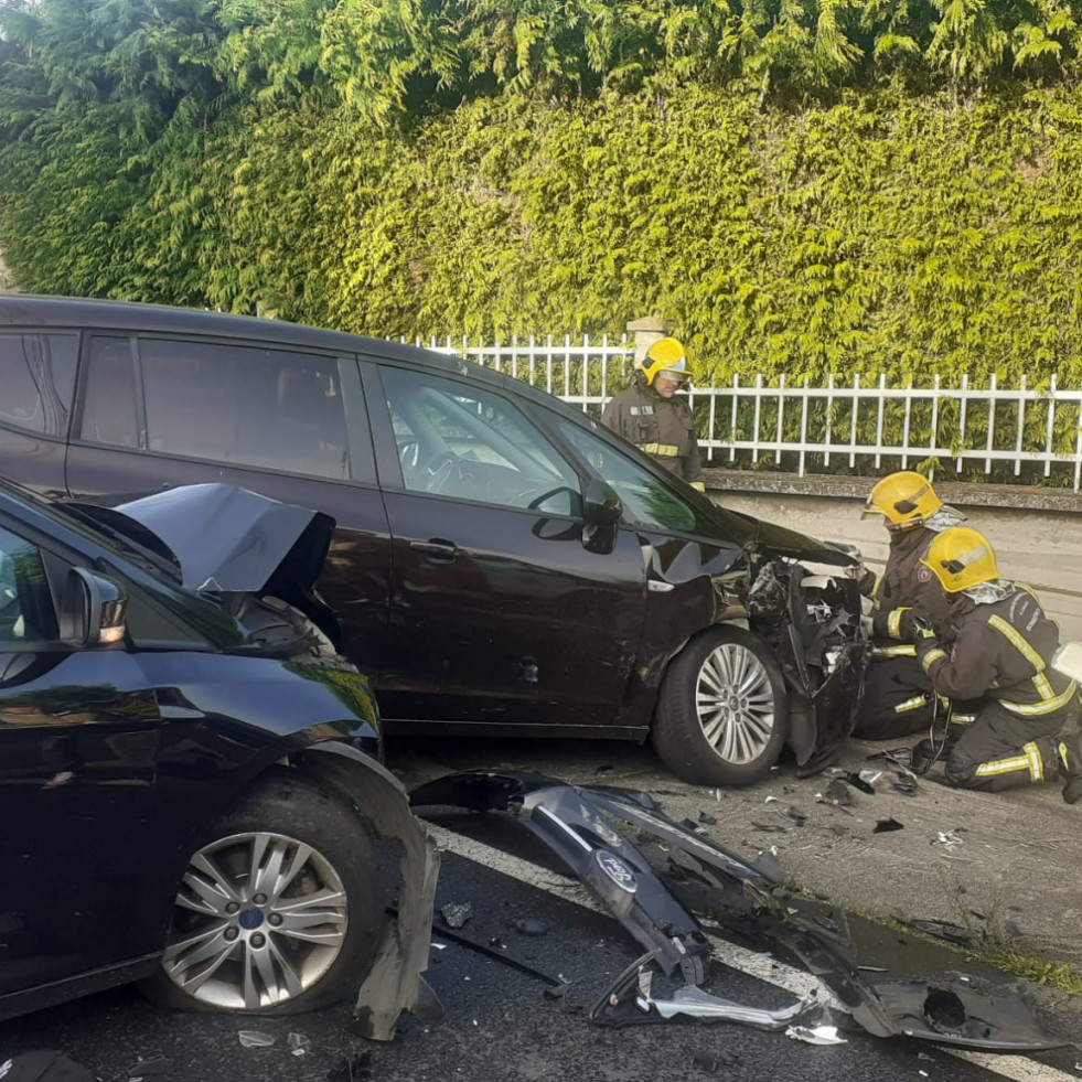 Un herido tras chocar dos coches en Sada