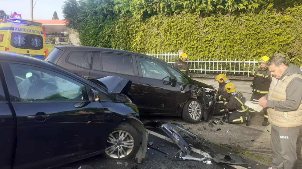 Un herido tras chocar dos coches en Sada