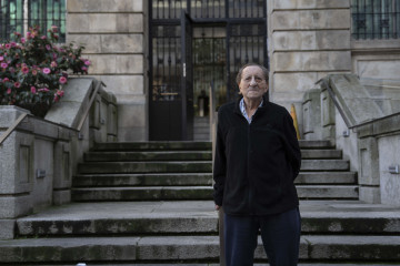 Emilio Quesada, frente al Banco de España, donde nacio @Carlota Blanco