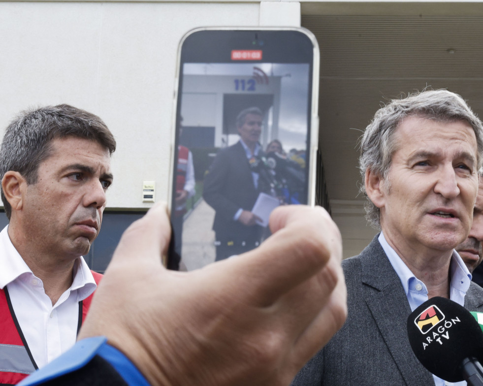 L'ELIANA (VALENCIA, 31/10/2024.- El presidente del Partido Popular, Alberto Núñez Feijóo (d), y el president de la Generalitat, Carlos Mazón, durante su visita este jueves el Centro de Coordinaci