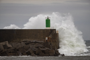 VIGO, 24/11/2024.- Temporal de viento en como consecuencia de lo cual se ha decretado la Alerta Naranja este fin de semana en las Rías Bajas. En la foto el faro de enfilación del puerto de A Guarda.