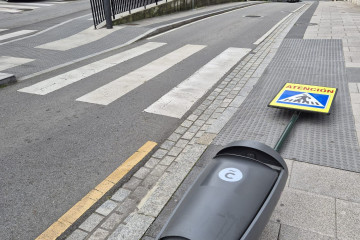 PAPELERA TIRADA POR EL VIENTO EN a cORUÑA