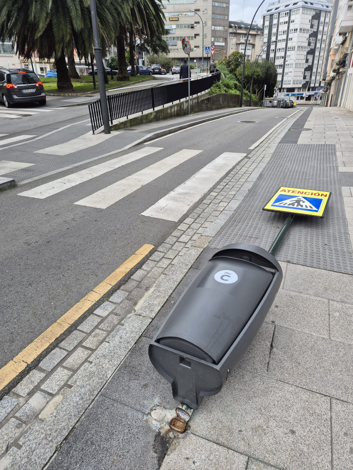 PAPELERA TIRADA POR EL VIENTO EN a cORUu00d1A