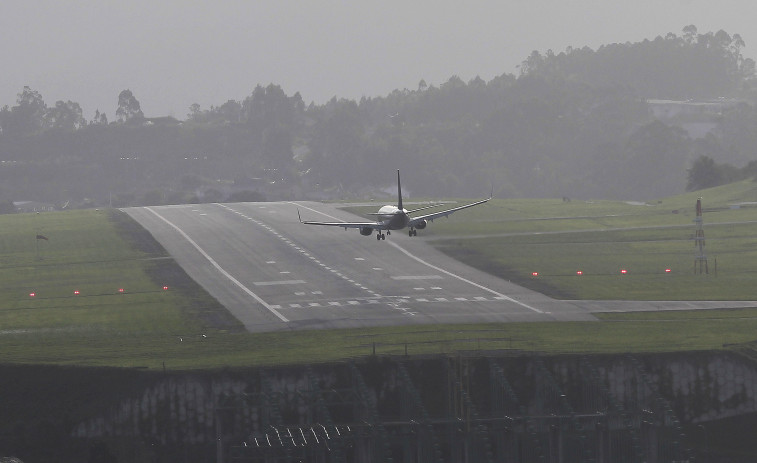 Difícil aterrizaje del vuelo Madrid-A Coruña en Santiago tras desviarse por el fuerte viento