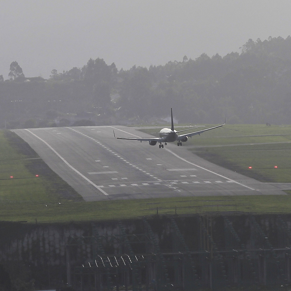 Difícil aterrizaje del vuelo Madrid-A Coruña en Santiago tras desviarse por el fuerte viento