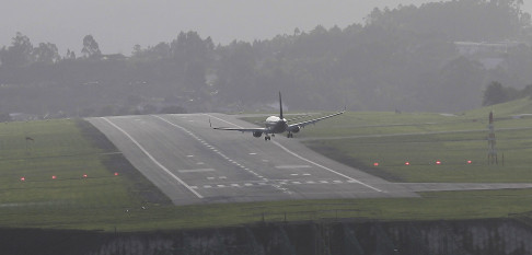 Difícil aterrizaje del vuelo Madrid-A Coruña en Santiago tras desviarse por el fuerte viento