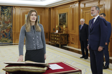 MADRID, 25/11/2024.- El rey Felipe VI preside el acto de promesa de la vicepresidencia tercera del Gobierno y Ministerio para la Transición Ecológica y el Reto Demográfico, Sara Aagesen,  que susti