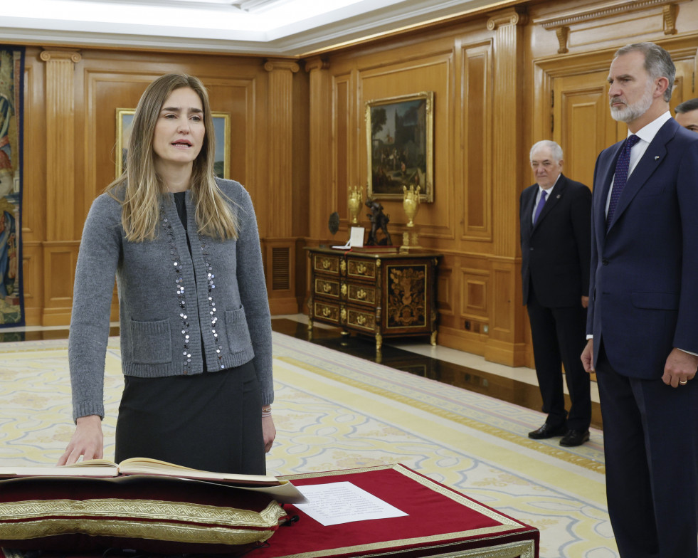 MADRID, 25/11/2024.- El rey Felipe VI preside el acto de promesa de la vicepresidencia tercera del Gobierno y Ministerio para la Transición Ecológica y el Reto Demográfico, Sara Aagesen,  que susti