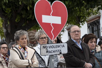 ESTEPA (SEVILLA), 24/11/2024.-Vista del minuto de silencio que se ha guardado en las puertas del Ayuntamiento de Estepa erste domingo, por respeto a la nueva víctima de violencia de género, Celeste.