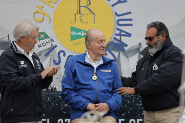 -FOTODELDIA- SANXENXO (PONTEVEDRA), 29/09/2024.- El rey emérito Juan Carlos I, junto al presidente de la Real Federación Gallega de Vela, Manuel Villaverde (d), tras recibir la medalla de la Federac